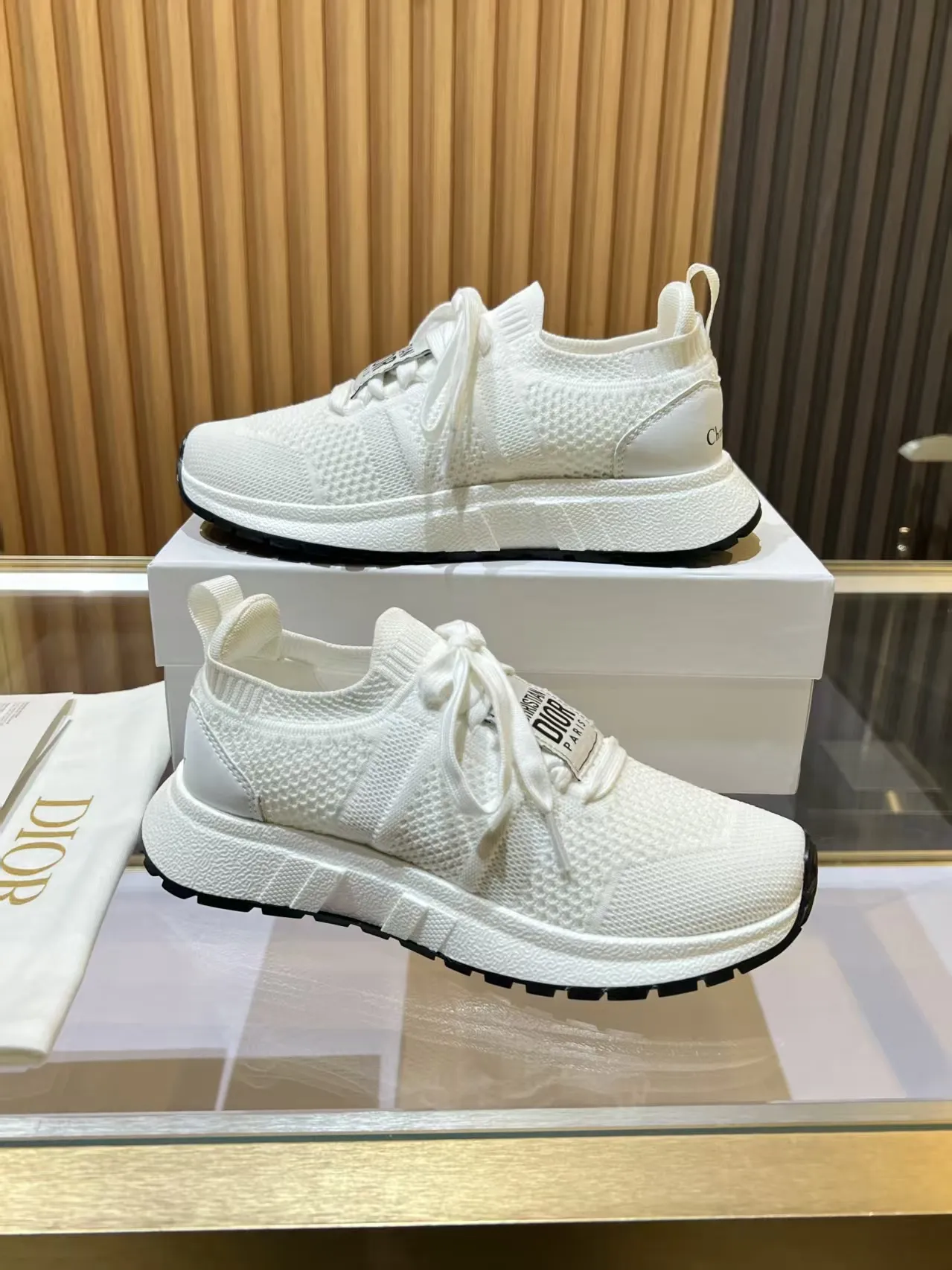 👟👟Ex-factory price 460👟👟 DIOR CHRONO Dior's new high-version, casual, business, all-in-one sports shoes. Simple and super versatile. The upper is equipped with a Logo cloth label. The upper is perfect and luxurious, and can be matched with any spring, summer, autumn and winter clothing. The upper foot is even more comfortable! The original material is disassembled and reproduced perfectly. The fly-woven upper is breathable and comfortable. The original super lightweight TPU absorbent film anti-slip outsole. Unique. Full of details. Fine workmanship. Worth owning. Equipped with original packaging at the counter. 3 colors available SIZE: 35--40 (41 can be customized)